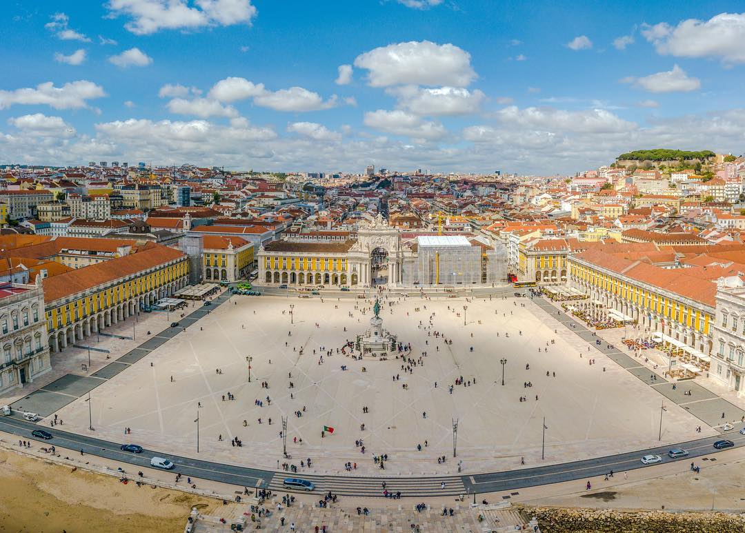 5 things that all tourists buy in Portugal